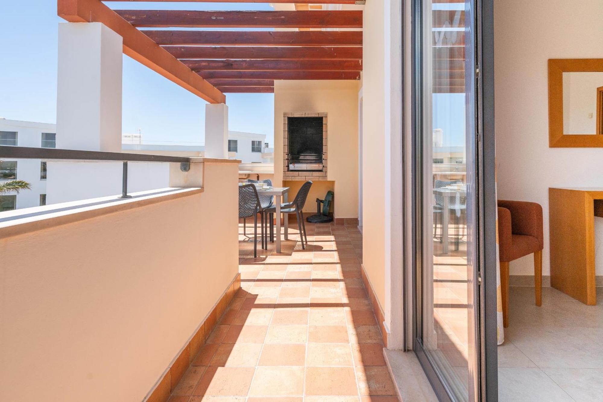 Apartment Ocean View 3 With Pool By Homing *